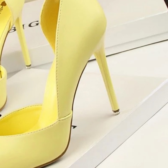 Pastel yellow pointy toe pumps - Picture 2 of 7